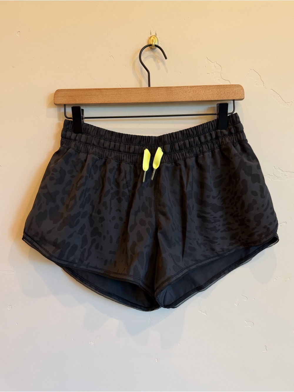 LULULEMON ATHLETICA Black Leopard Print Seak The Heat Short